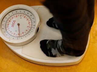 Zelfbeschikking maakt rechtszaken over anorexia moeilijk, gesteggel om nieuwe behandelmethode