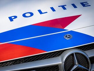 Man ingereden op politie-auto in Amsterdam