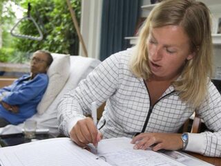 Tientallen ziekenhuizen geven kwetsbare ouderen thuis nazorg