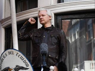 Julian Assange aangehouden door Britse politie, VS wil uitlevering