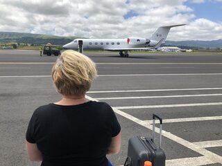 Minister Bijleveld gestrand op de Azoren en hangt voor een dag de toerist uit