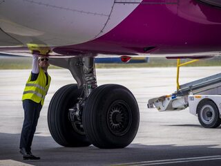 'Schiphol kan 20 miljoen kilo kerosine per jaar besparen door elektrisch taxiën'