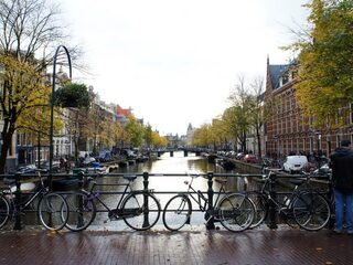 Amsterdams grachtwater te koop: 'Waarom?'