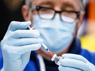 Deze bijwerkingen kan je krijgen na een coronaprik