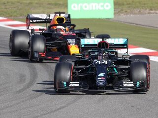 Lewis Hamilton evenaart GP-zeges Michael Schumacher in Duitsland