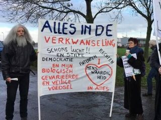 Actievoerders protesteren tegen uitbreiding Lelystad Airport