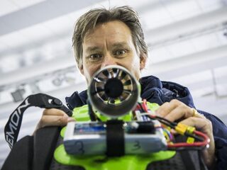 Shorttrackers trainen met straalmotor op de rug