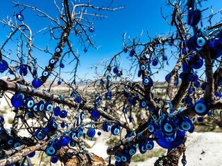 Het blauwe oog in de ban: 'Er is steeds minder geduld voor bijgeloof'