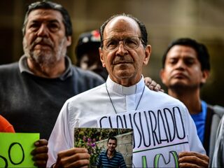 Geuzenpenning voor 'de Mexicaanse priester met vijf lijfwachten'