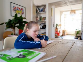 Stand.nl: 'Werkende ouders moeten extra vrije dagen krijgen om de schoolsluiting door te komen'