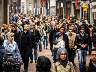 Tinderen? Blenden, zul je bedoelen. Dit is hoe je vluchtelingen leert kennen