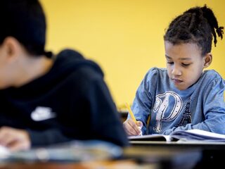 Kleinere klassen, later selecteren, jonger naar school: wat te doen aan kansenongelijkheid?