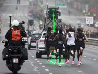 Kipchoge loopt als eerste marathon onder twee uur