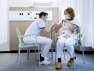 Kabinet wil bonus voor alle zorgmedewerkers