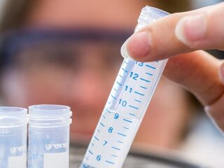 Podcast De Dag: een corona-vaccin is in de maak