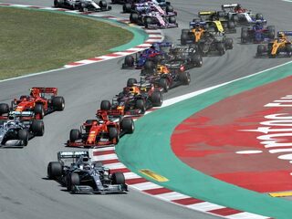 Hamilton wint in Spanje, Verstappen op het podium