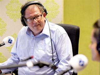 Vandaag op NPO Radio 1: In memoriam Max van Weezel, bonussen en Eredivisie