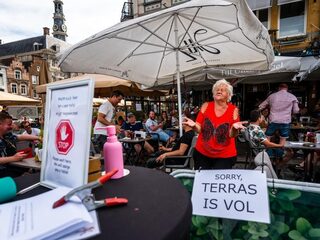 Wie moet de coronaboete in het café betalen: de ondernemer of de klant?