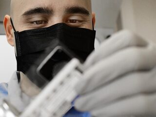 Nieuwe methode voor corona-sneltest in ontwikkeling: 'In 2 minuten uitslag'