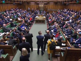 Nieuwe nederlaag May: brexit-deal met overmacht weggestemd