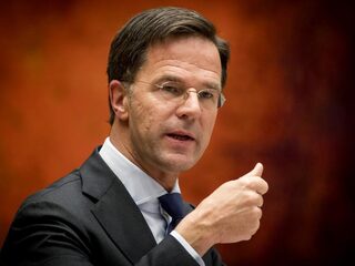 Dit is waarom Rutte zo vaak zijn duim omhoog doet