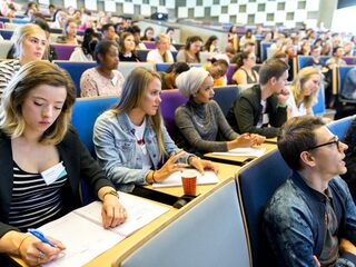 CPB: leenstelsel schrikt niet af, studenten lenen wel flink extra