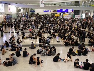 Protest legt luchthaven Hongkong plat