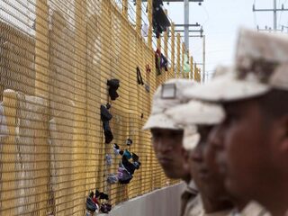 'Agenten smokkelen zelf meeste Mexicanen de grens over'