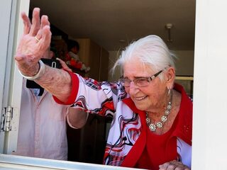 'Achter gesloten deuren' laat impact van corona op bejaarden zien