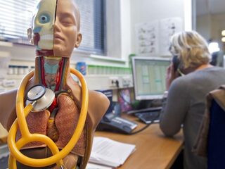 'Meer vertrouwen in zorgverleners zou veel kosten besparen'