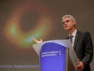 Iconische foto zwart gat opgenomen in collectie MoMa