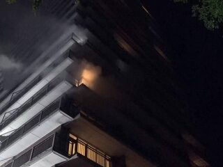 Bewoner komt om bij flatbrand Rotterdam, 160 woningen ontruimd