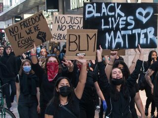 'Wit privilege is de evenknie van institutioneel racisme'