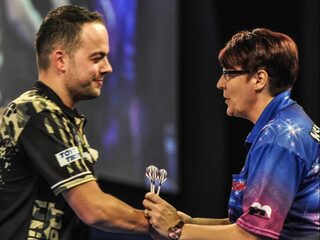 In het Alexandra Palace in Londen is donderdagavond het WK darts van start gegaan.