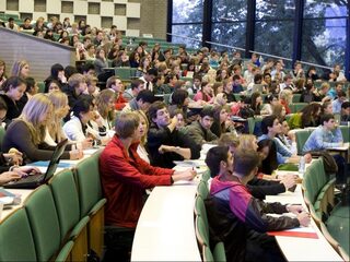 Vaste baan, samenwonen, kinderen krijgen: twintigers doen alles later
