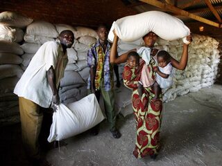 Stand.nl: Ontwikkelingshulp moet anders: geef het geld direct aan de mensen