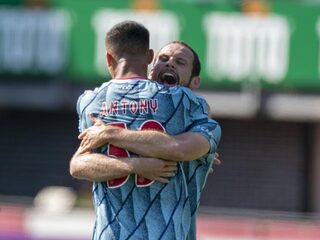 Eén goed moment helpt Ajax aan eerste drie punten