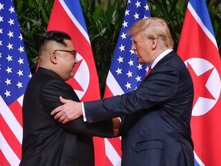 Mediacircus gedirigeerd door Trump en Kim Jong-un
