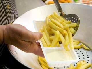 Wit plastic frietbakje maakt plaats voor verpakking van palmblad of bamboe