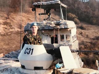 Dutchbat-veteraan klaagt Defensie aan om blootstelling aan kankerverwekkende stoffen