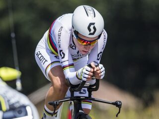 Annemiek van Vleuten stevig in het roze na tijdrit