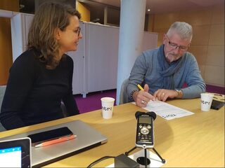 NPO Radio 1 wil podcasts toegankelijker maken voor ouderen