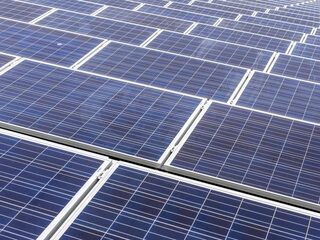 Asbestdaken omgeturnd tot energiecentrales