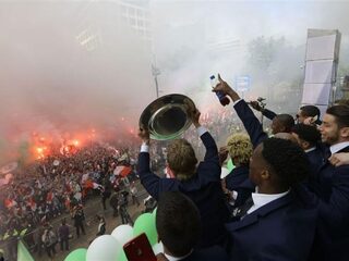 Euforisch Rotterdam juicht Feyenoord toe tijdens huldiging