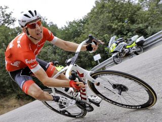 Bauke Mollema fietst door het bevingsgebied