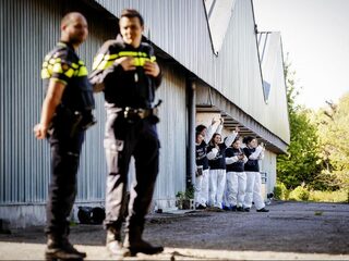 Grapperhaus: 76 arrestaties op varkensboerderij Boxtel