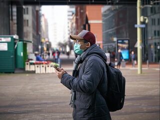 'De mondkap is een muilkorf en het belet je om mens te zijn'