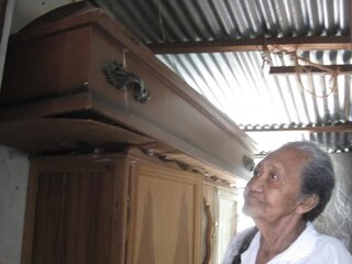 Slapen naast je grafkist