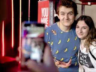 Podcast De Dag: YouTubers vieren al 15 jaar de liefde voor video