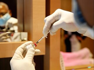 Bulten en littekens: tientallen bedrijven zetten illegaal lipfillers